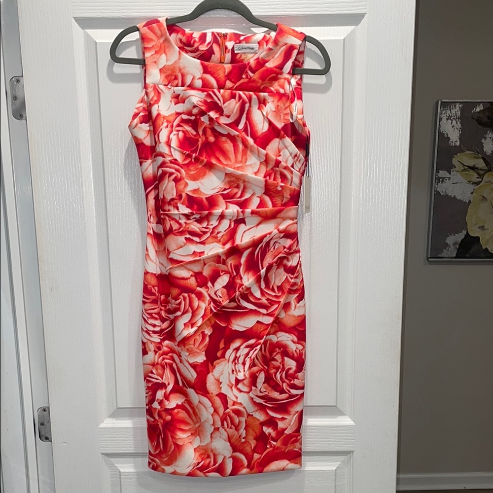 Calvin Klein Women's fitted Red Floral Dress with ruching SIZE 4. NWT